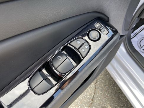 Used 2024 Nissan Altima 2.5 SR FWD image 10