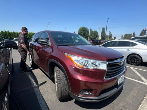 Used 2014 Toyota Highlander LE FWD image 1