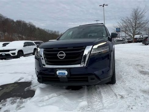 Used 2022 Nissan Pathfinder SV image 3