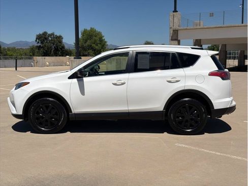 Used 2018 Toyota RAV4 LE FWD image 4