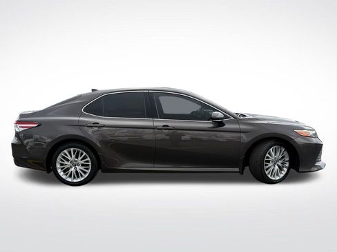 Used 2020 Toyota Camry XLE FWD image 13