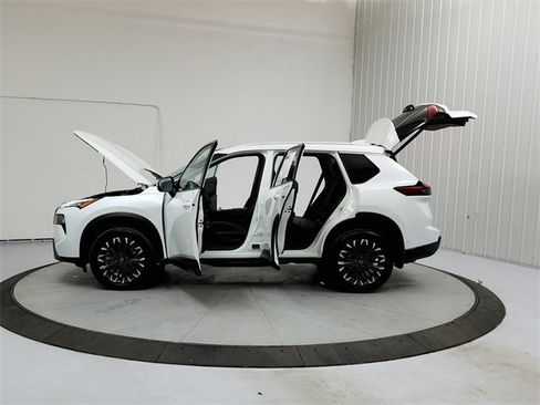 Used 2025 Nissan Rogue SL w/ Tech Package image 12