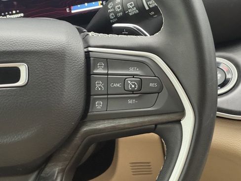 Used 2023 Jeep Grand Cherokee Limited image 17