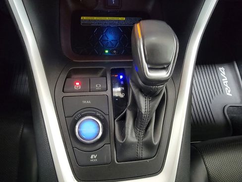 Used 2020 Toyota RAV4 Limited image 19
