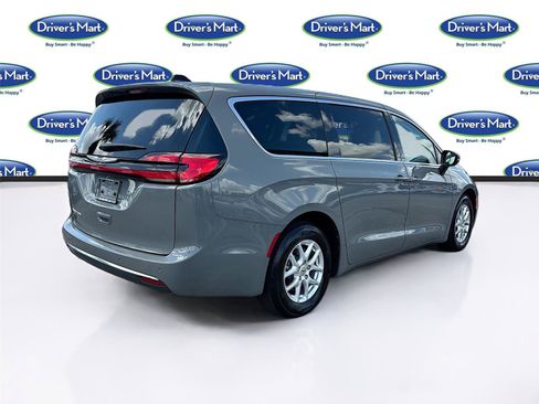Used 2023 Chrysler Pacifica Touring-L FWD image 7