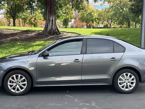 Used 2011 Volkswagen Jetta SE image 2