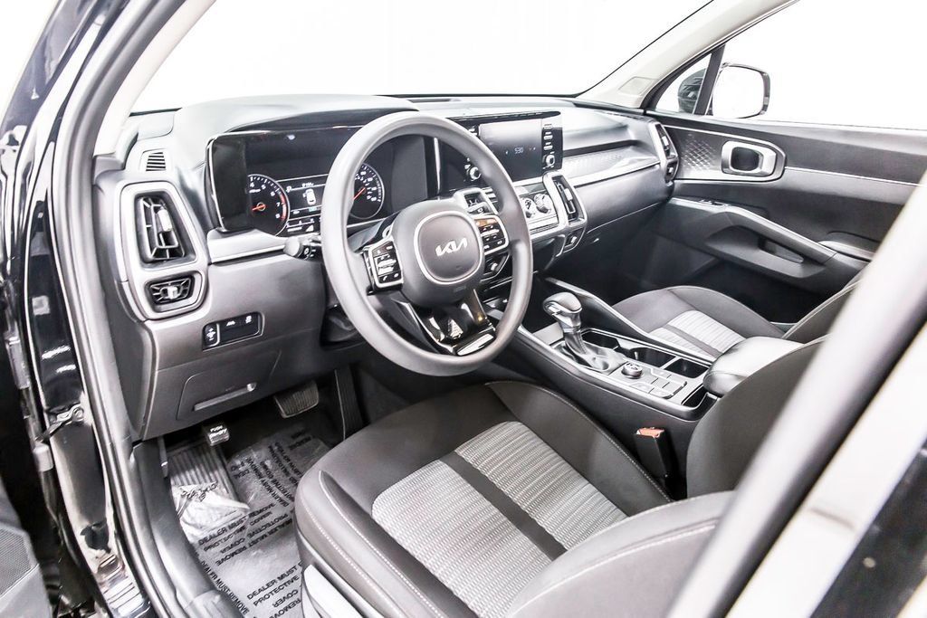 Used 2023 Kia Sorento LX FWD image 25