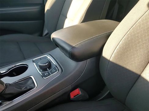 Used 2019 Jeep Grand Cherokee Laredo image 18