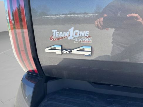 Used 2024 Toyota Tundra Limited AWD/4WD image 36