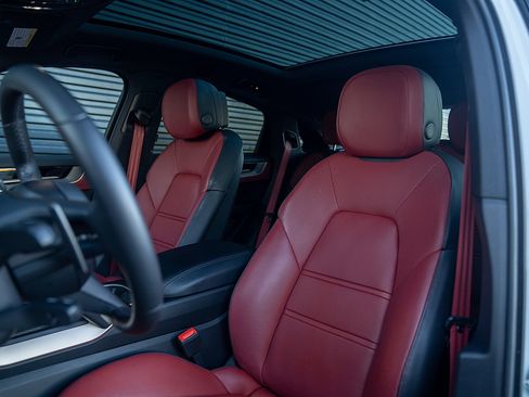 Certified 2025 Porsche Cayenne GTS AWD/4WD image 5