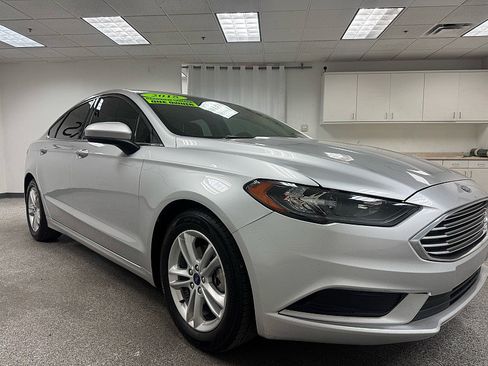 Used 2018 Ford Fusion SE w/ Fusion SE Technology Package image 3