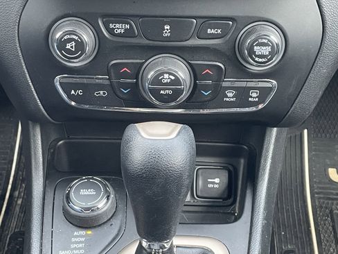 Used 2014 Jeep Cherokee Latitude w/ Comfort/Convenience Group image 26