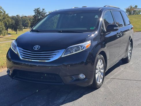 Used 2017 Toyota Sienna Limited Premium image 2