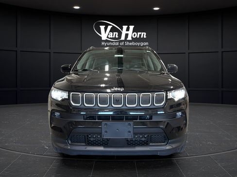 Used 2022 Jeep Compass Latitude w/ Sun and Sound Group AWD/4WD image 2