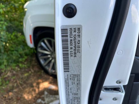 Used 2023 Jeep Grand Wagoneer Series II AWD/4WD image 29