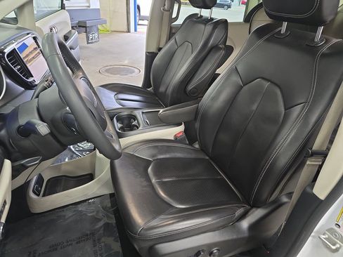 Certified 2023 Chrysler Pacifica Touring-L FWD image 17