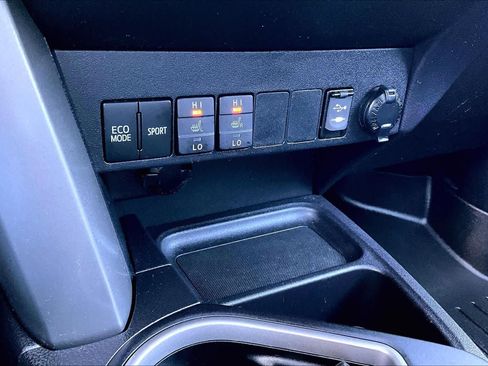 Used 2018 Toyota RAV4 XLE AWD/4WD image 35