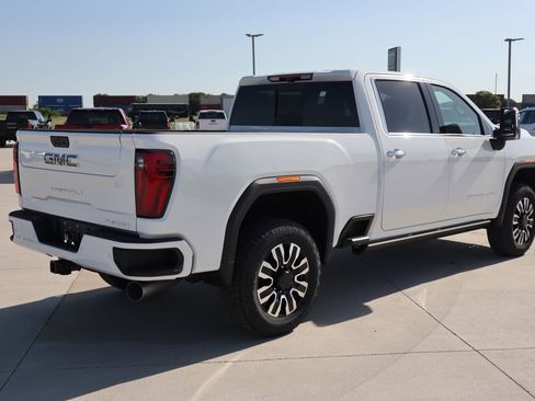 New 2025 GMC Sierra 2500 Denali Ultimate image 4
