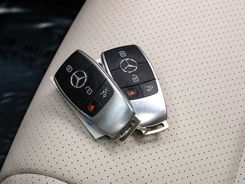 Used 2021 Mercedes-Benz GLE 450 4MATIC w/ AMG Line Exterior image 53