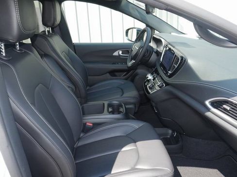 New 2026 Chrysler Pacifica Select FWD image 30