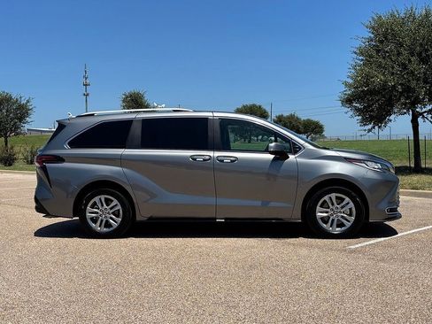 Used 2026 Toyota Sienna Limited FWD image 5