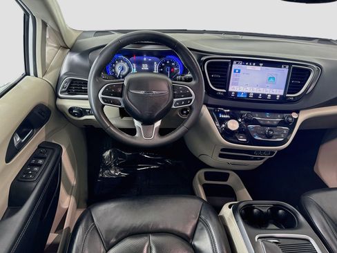 Used 2022 Chrysler Pacifica Touring-L FWD image 17