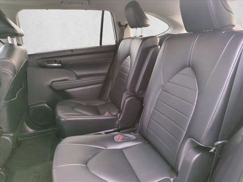 Used 2021 Toyota Highlander XLE image 20