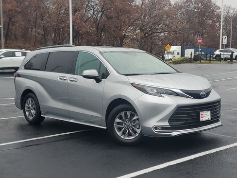 Certified 2024 Toyota Sienna XLE image 33