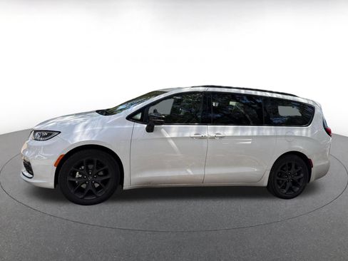 Used 2025 Chrysler Pacifica Limited FWD image 4