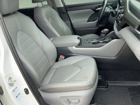 Used 2020 Toyota Highlander XLE AWD/4WD image 18
