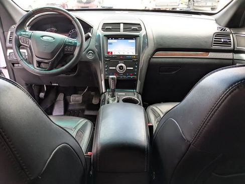 Used 2019 Ford Explorer Platinum AWD/4WD image 4