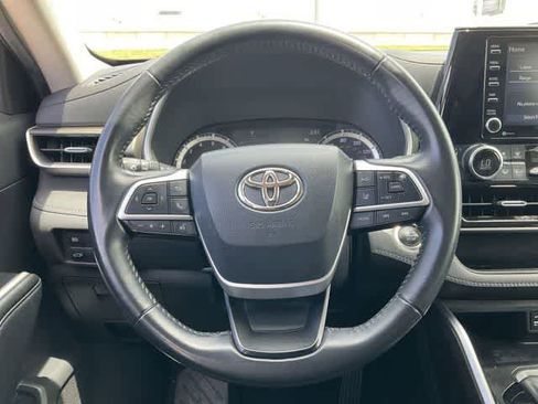 Used 2022 Toyota Highlander XLE AWD/4WD image 20