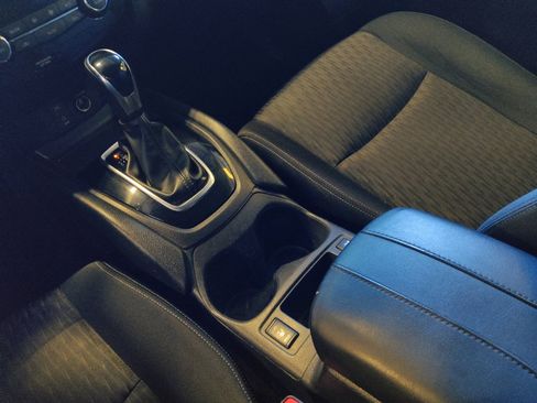 Used 2017 Nissan Rogue SV w/ SV Premium Package image 26