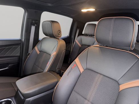 Used 2024 GMC Canyon AT4 w/ Technology Package AWD/4WD image 5