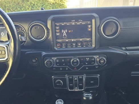 Used 2018 Jeep Wrangler Unlimited Sahara AWD/4WD image 31