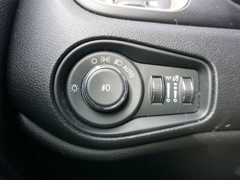 Used 2015 Jeep Renegade Latitude image 3