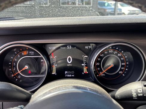 Used 2018 Jeep Wrangler Unlimited Sahara AWD/4WD image 10