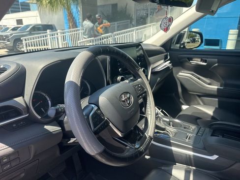 Used 2021 Toyota Highlander XLE FWD image 12
