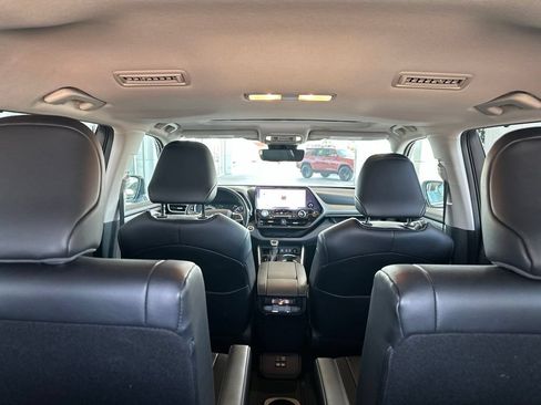 Used 2023 Toyota Highlander XLE AWD/4WD image 19