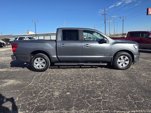 Used 2018 Nissan Titan SV image 8