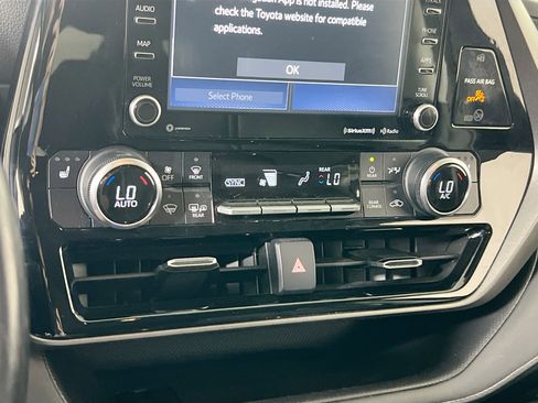 Used 2022 Toyota Highlander XLE image 14