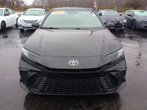 Used 2025 Toyota Camry XSE image 3