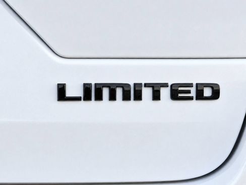 Used 2024 Jeep Grand Cherokee Limited w/ Black Appearance Package AWD/4WD image 7