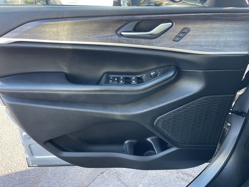 Used 2023 Jeep Grand Cherokee L Limited w/ Luxury Tech Group II image 9