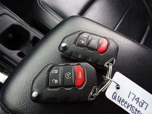 Used 2018 Jeep Wrangler Unlimited Sahara w/ Uconnect 4C Nav & Sound Group image 30