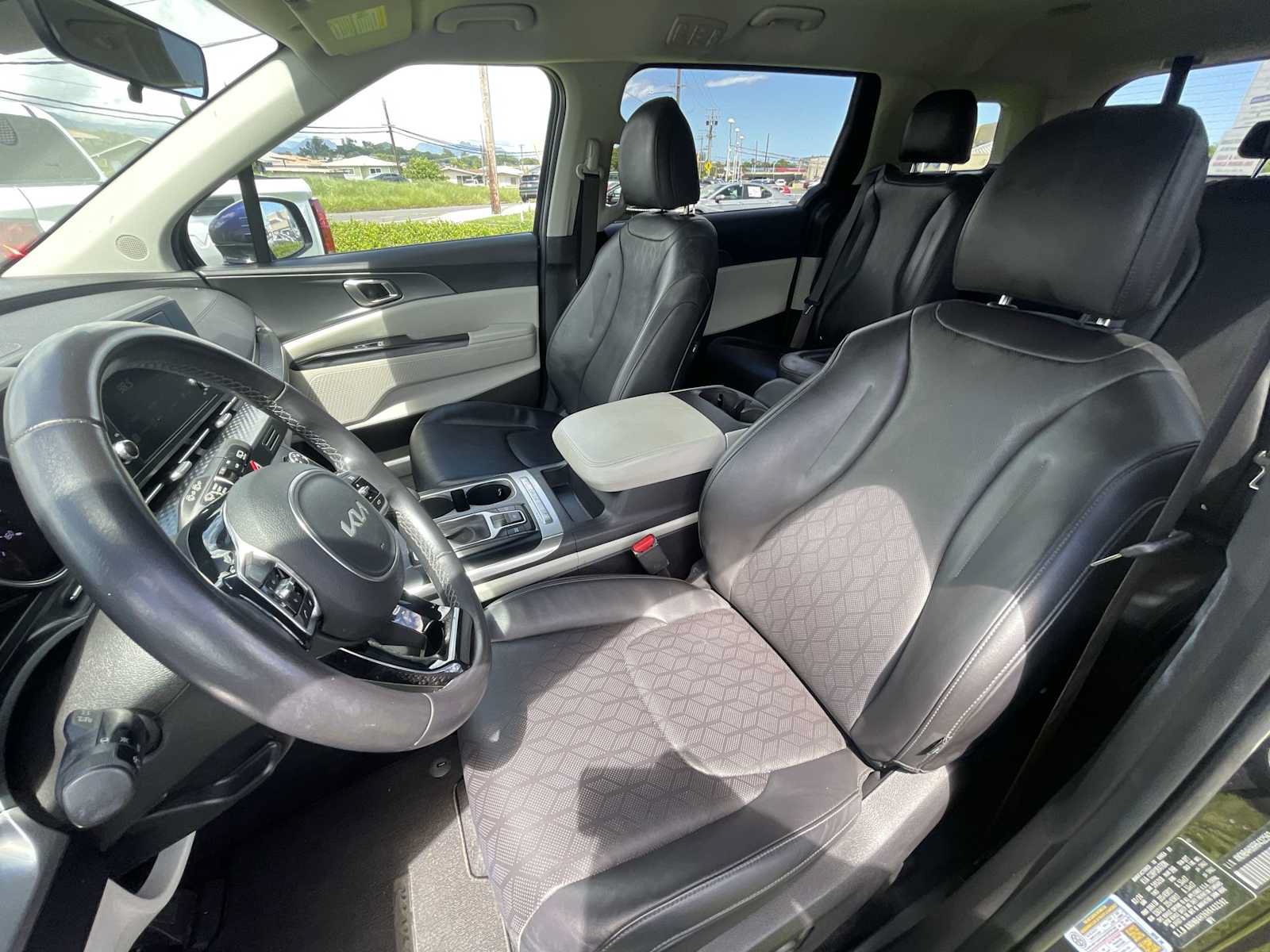 Used 2024 Kia Carnival LX FWD image 12