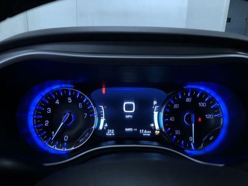 Used 2025 Chrysler Pacifica Select image 32