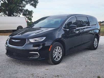 Used 2025 Chrysler Pacifica Select