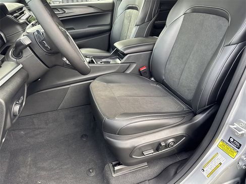 New 2025 Jeep Grand Cherokee Altitude image 10