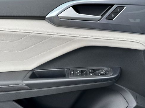 New 2026 Volkswagen Taos SEL image 10